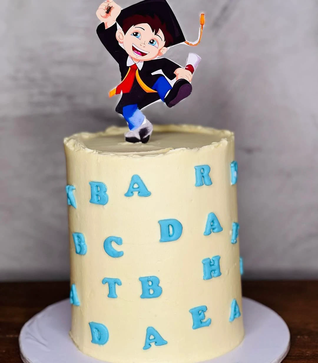 Vanilla pp2 graduation cake with edible alphabet - Product image